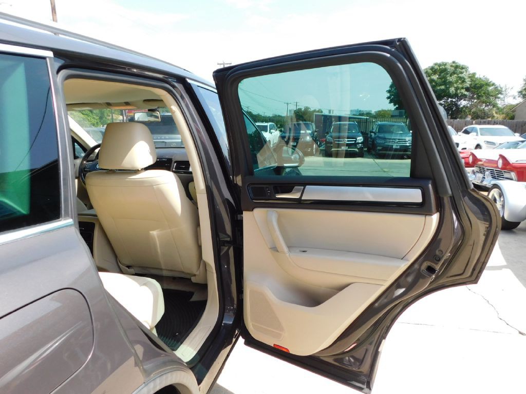 2013 Volkswagen Touareg Image 45