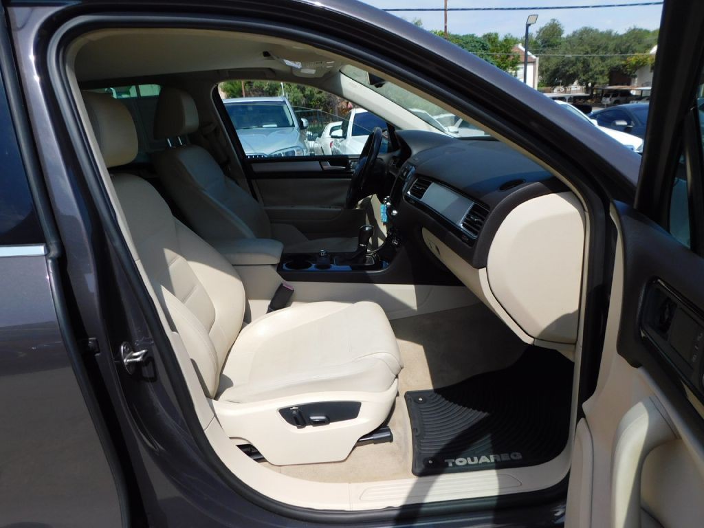 2013 Volkswagen Touareg Image 46