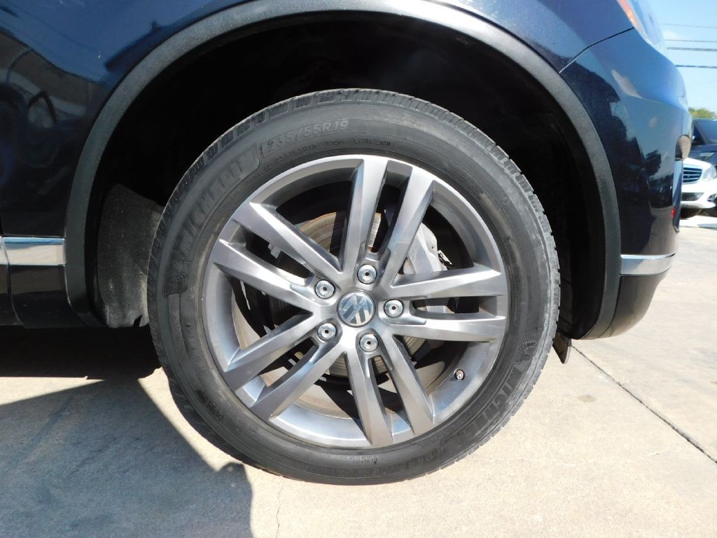 2016 Volkswagen Touareg Image 9