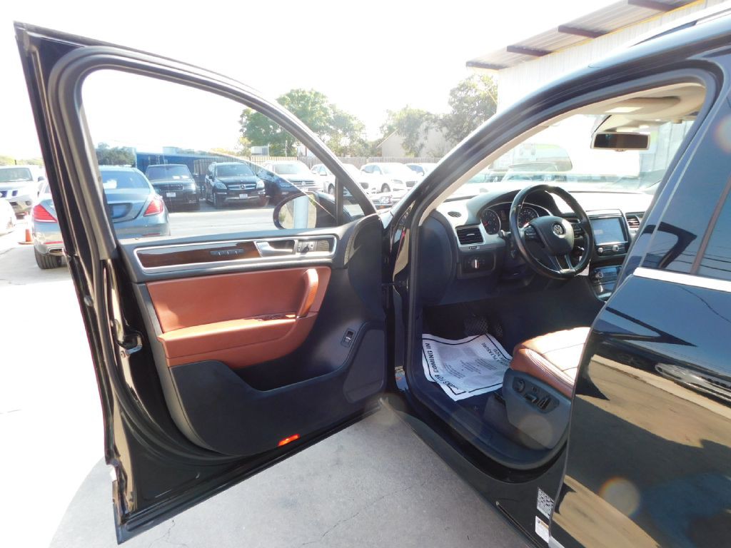 2016 Volkswagen Touareg Image 22