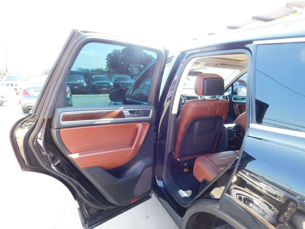 2016 Volkswagen Touareg Image 24