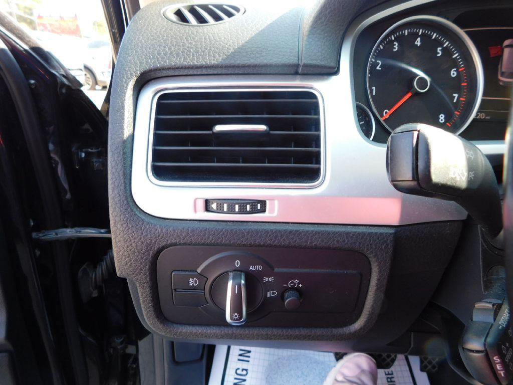 2016 Volkswagen Touareg Image 29