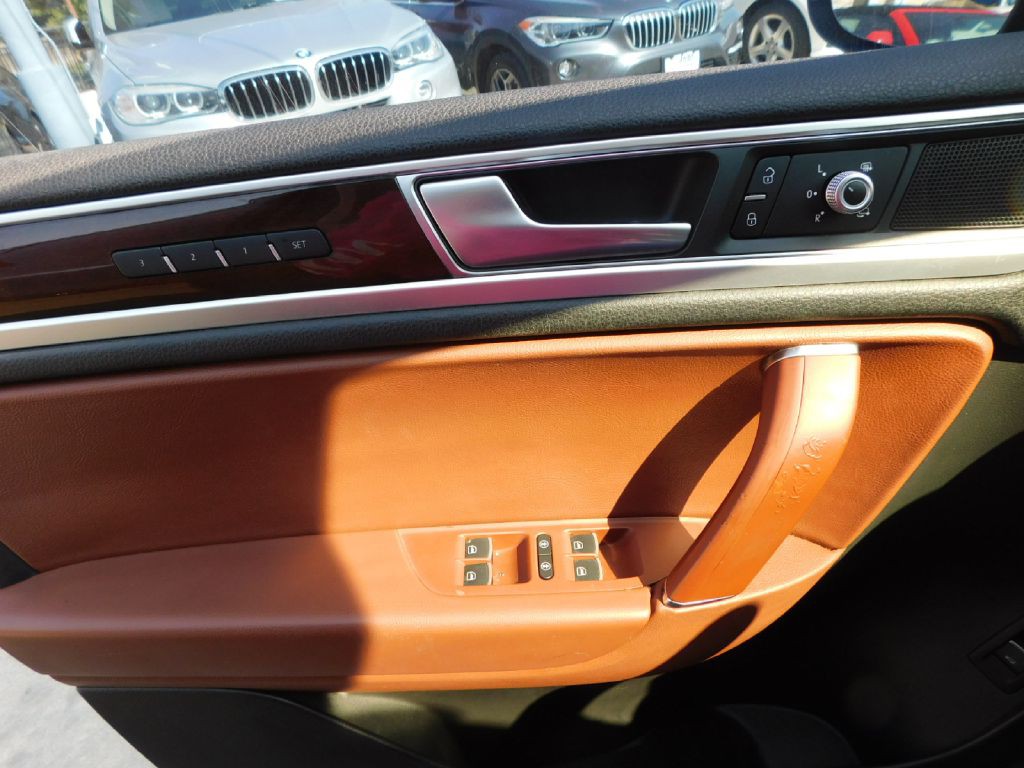 2016 Volkswagen Touareg Image 30