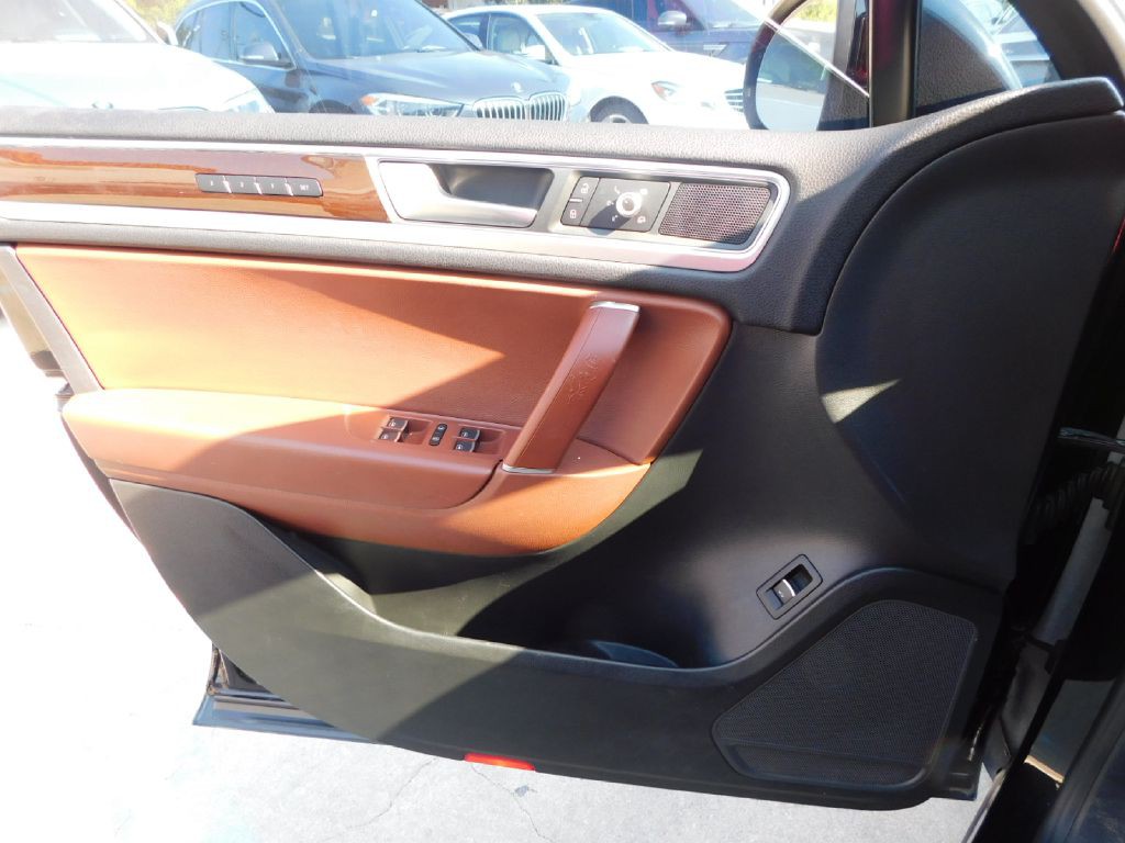 2016 Volkswagen Touareg Image 32