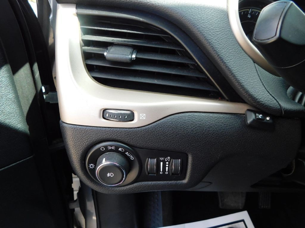 2015 Jeep Cherokee Image 19