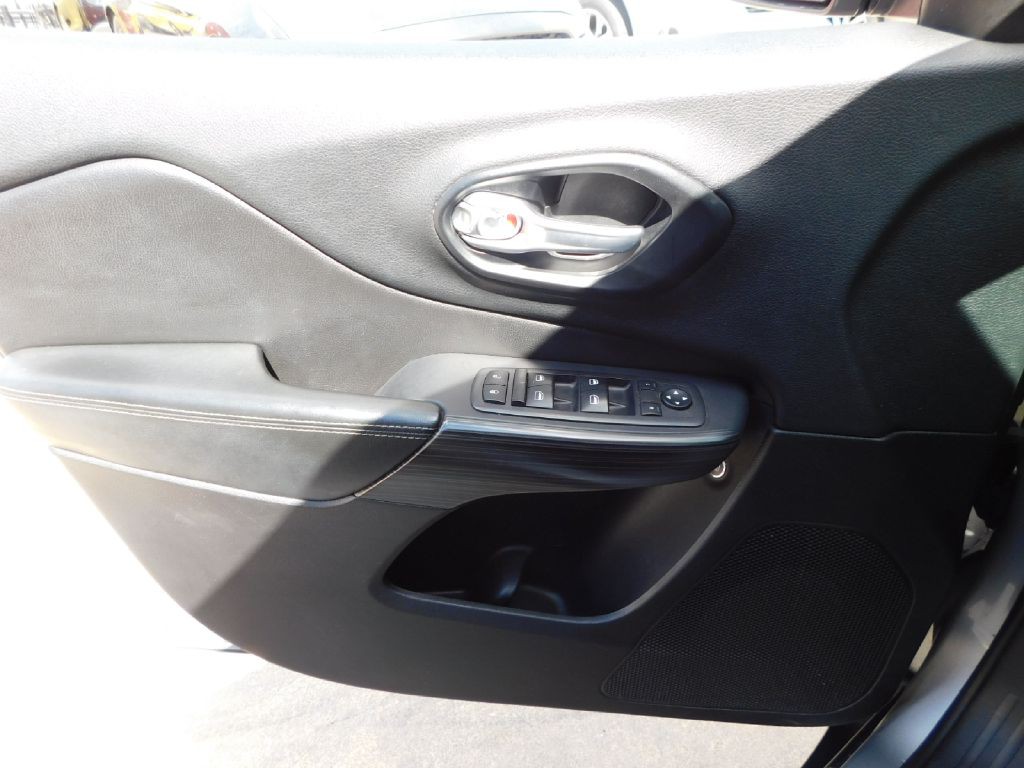 2015 Jeep Cherokee Image 22