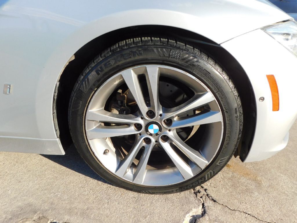 2017 BMW 3 Series Image 9