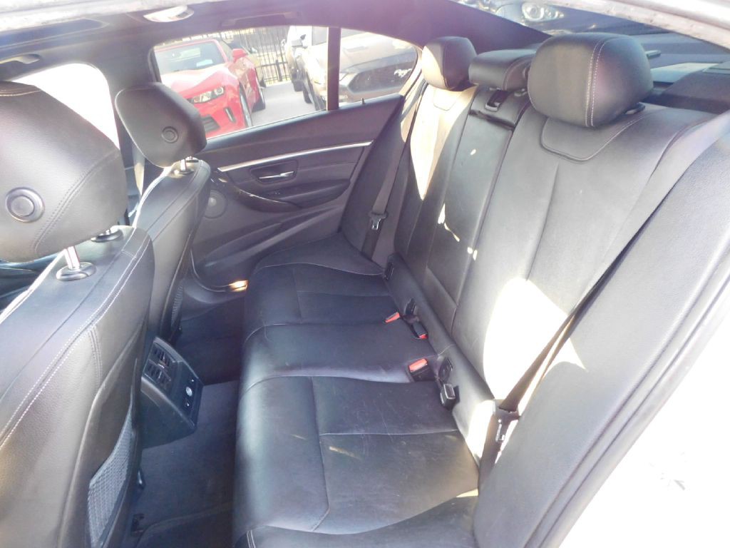 2017 BMW 3 Series Image 23