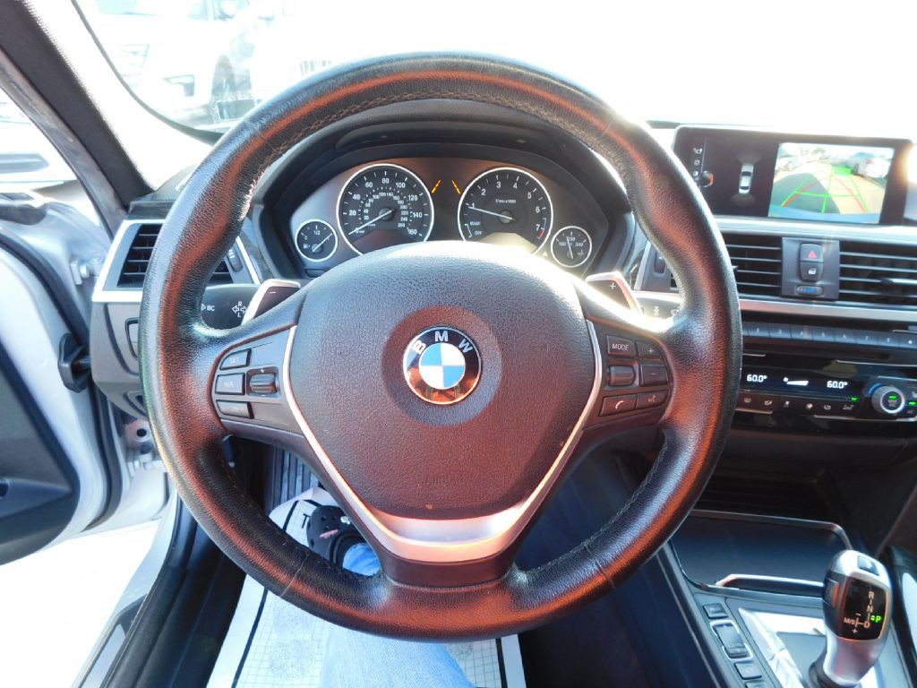 2017 BMW 3 Series Image 25