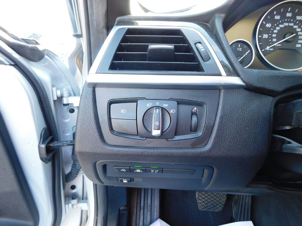 2017 BMW 3 Series Image 26