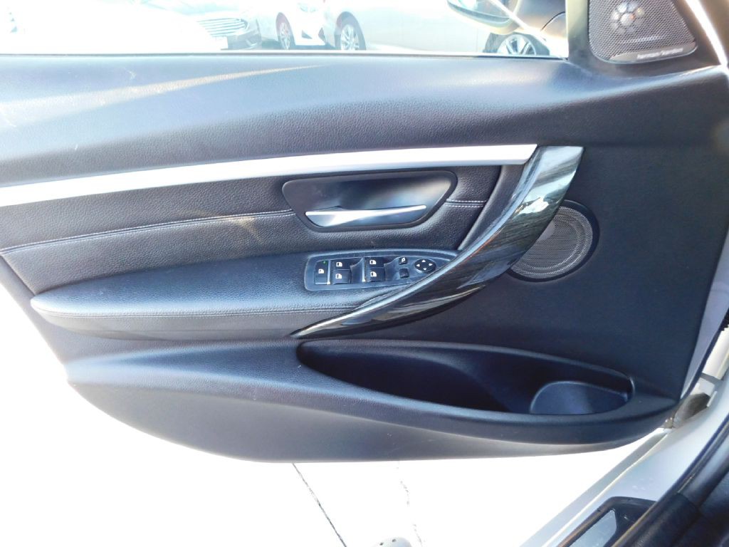 2017 BMW 3 Series Image 30