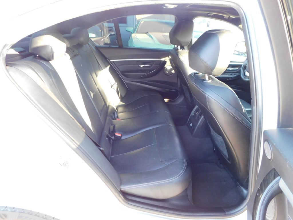 2017 BMW 3 Series Image 45