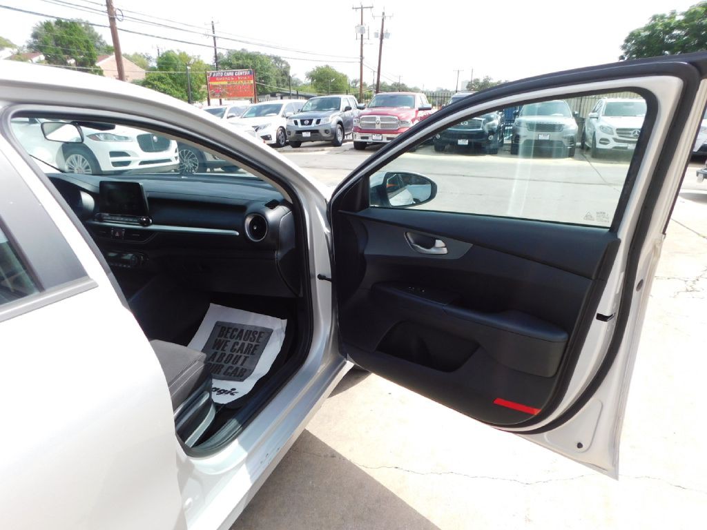 2018 Kia Forte Image 38