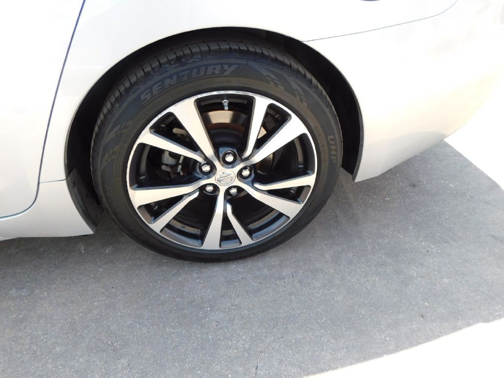 2017 Nissan Maxima Image 10