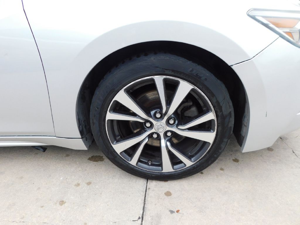 2017 Nissan Maxima Image 9