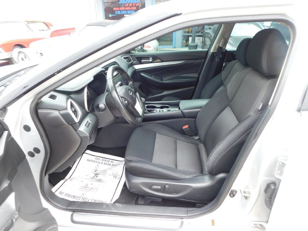 2017 Nissan Maxima Image 18