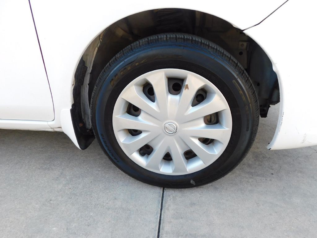 2017 Nissan Versa Image 9