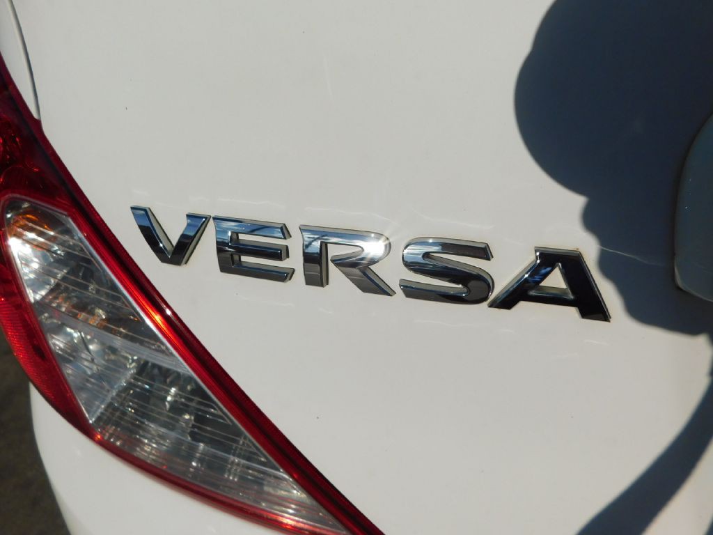 2017 Nissan Versa Image 11