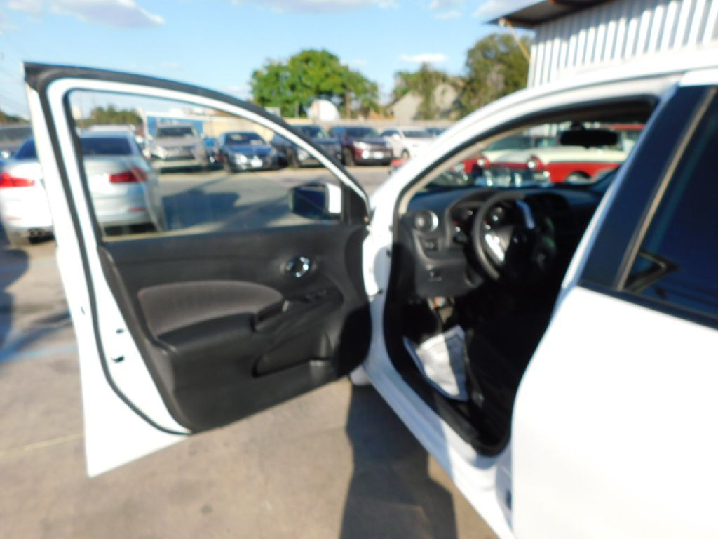 2017 Nissan Versa Image 17