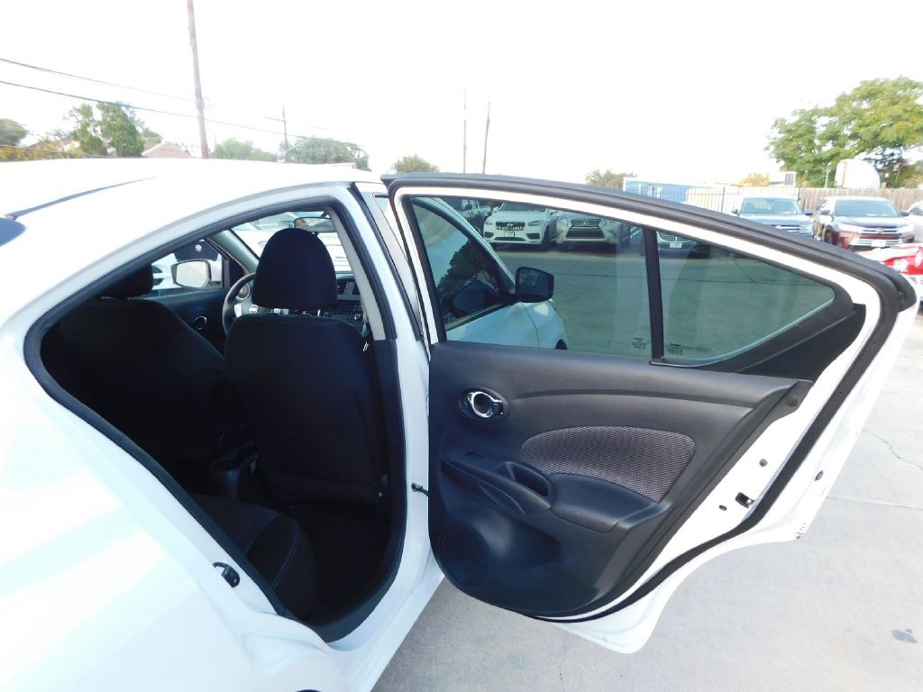 2017 Nissan Versa Image 37
