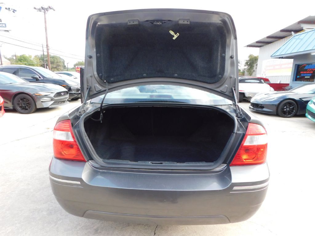 2005 Ford Five Hundred Image 15