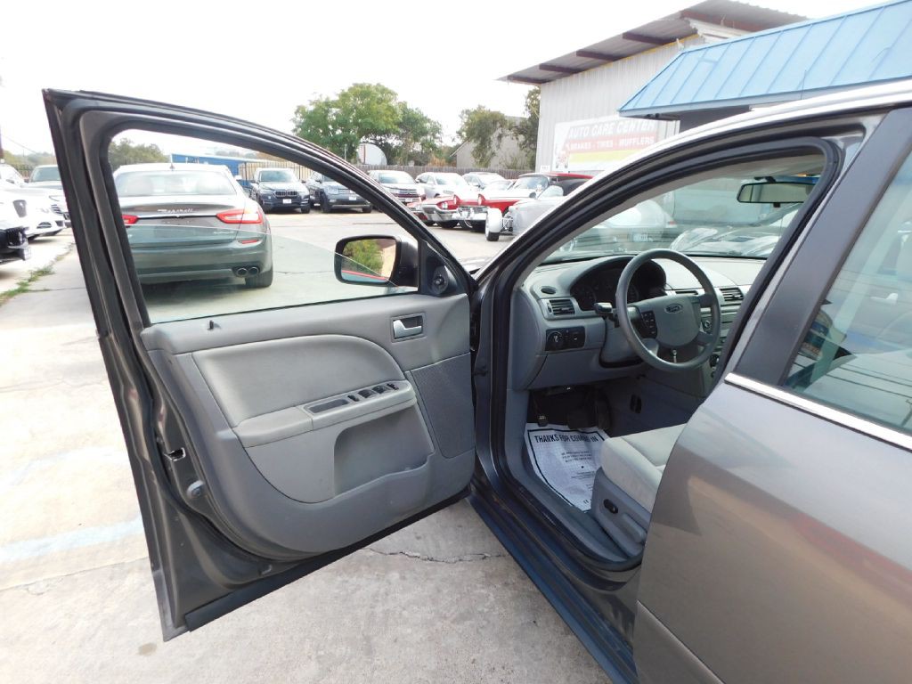 2005 Ford Five Hundred Image 17