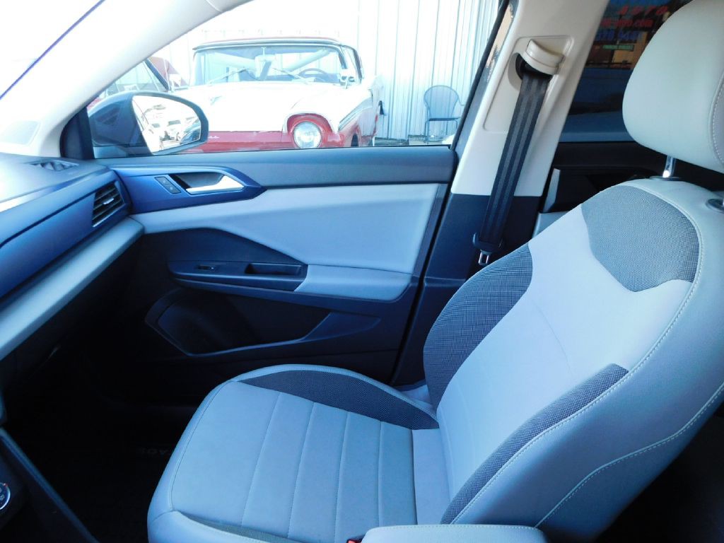 2022 Volkswagen Taos Image 42