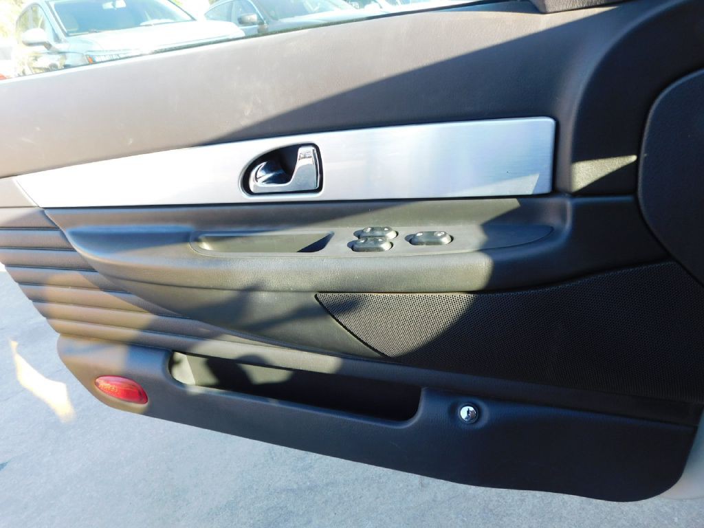 2002 Ford Thunderbird Image 25
