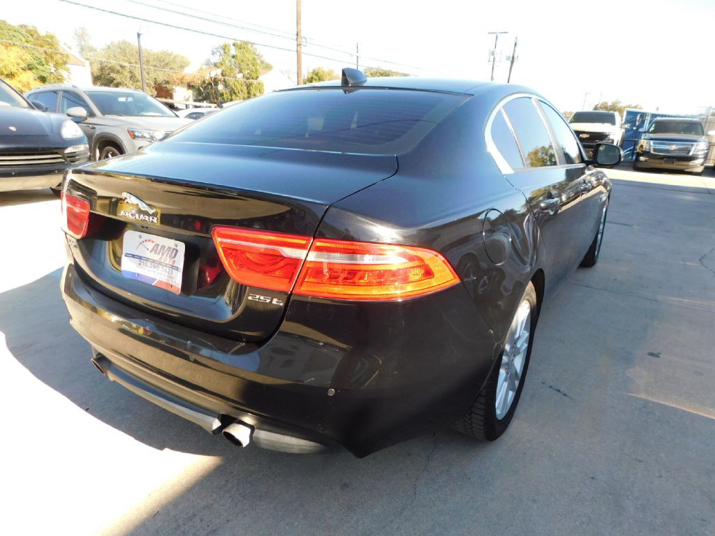 2017 Jaguar XE Image 7