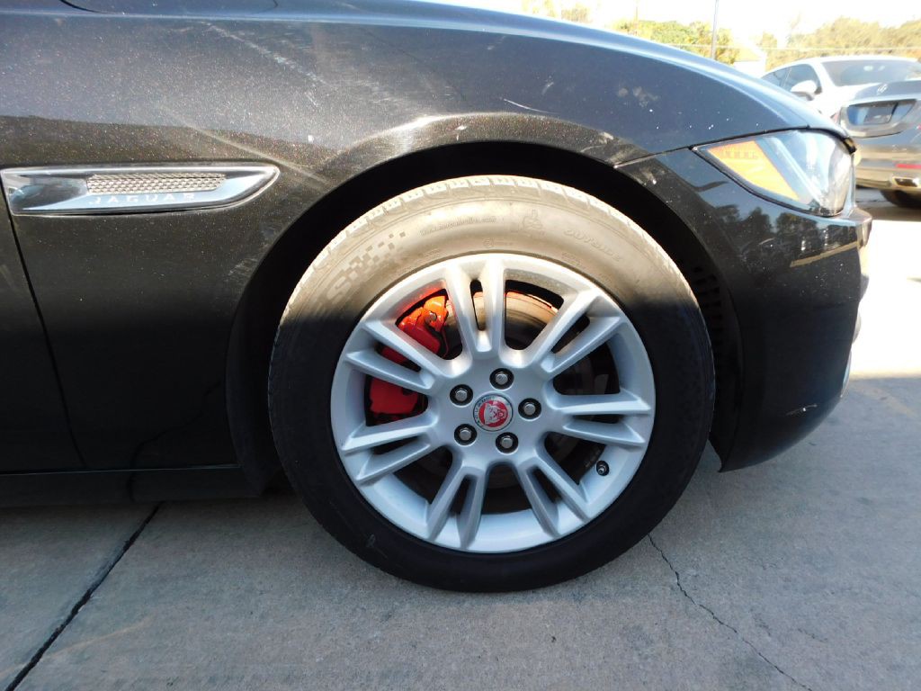 2017 Jaguar XE Image 9