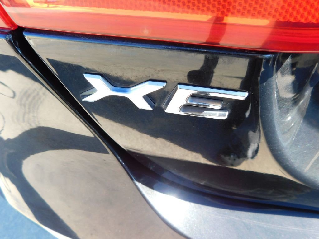 2017 Jaguar XE Image 13