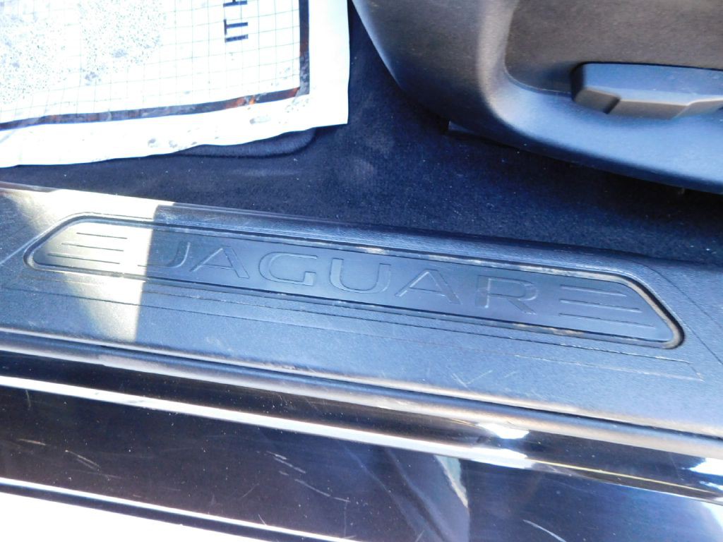 2017 Jaguar XE Image 20