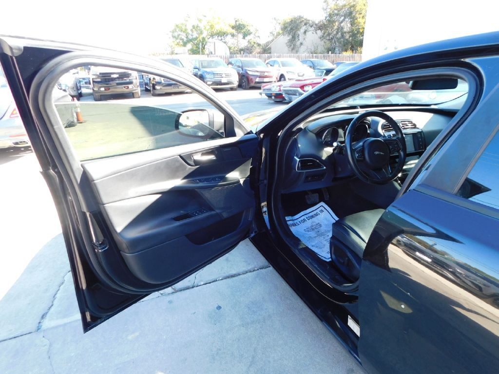 2017 Jaguar XE Image 21