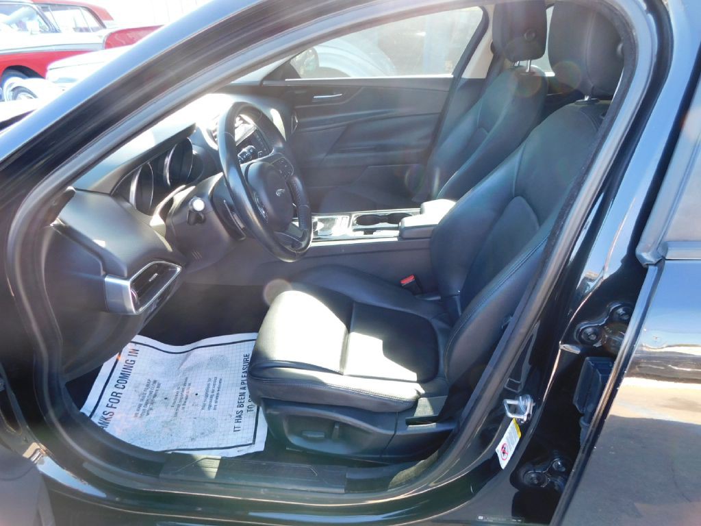 2017 Jaguar XE Image 22