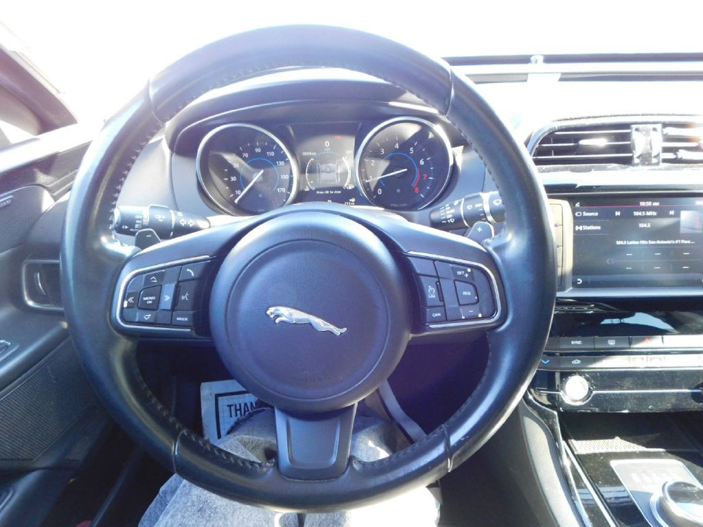 2017 Jaguar XE Image 26