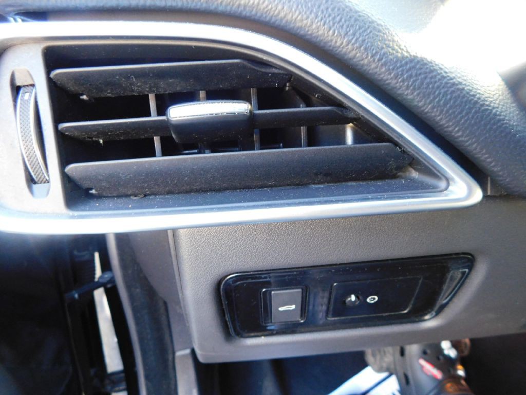 2017 Jaguar XE Image 27