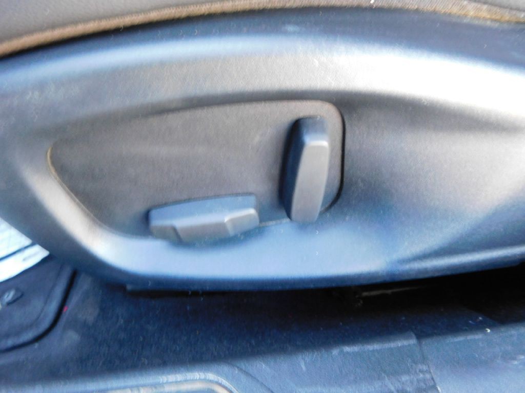 2017 Jaguar XE Image 30