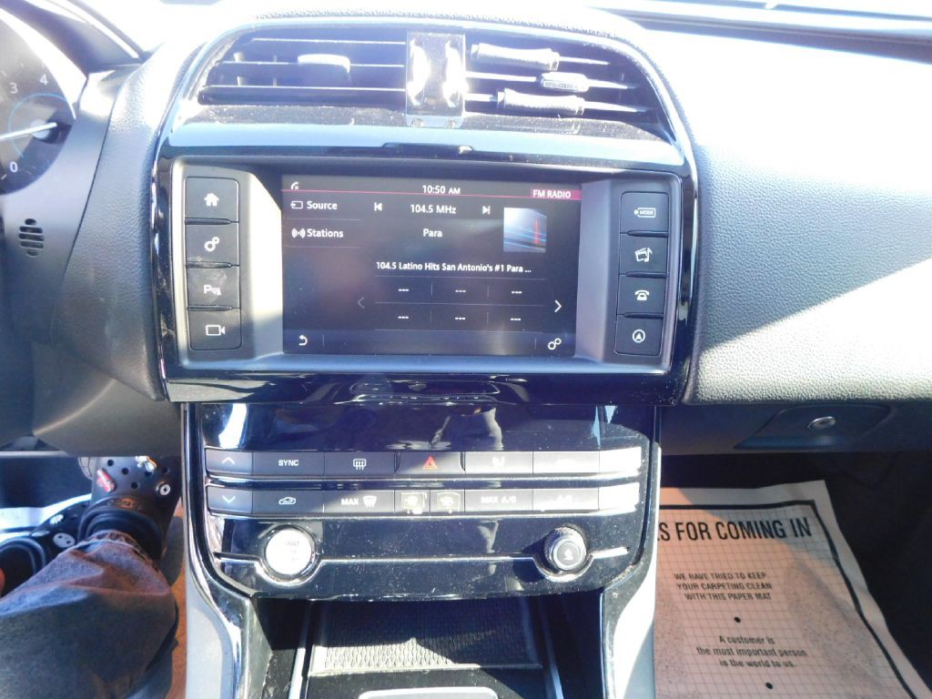 2017 Jaguar XE Image 31