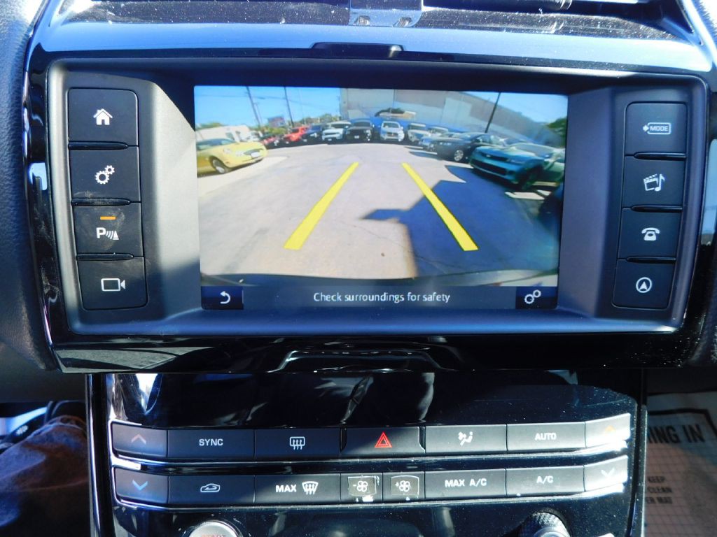 2017 Jaguar XE Image 32