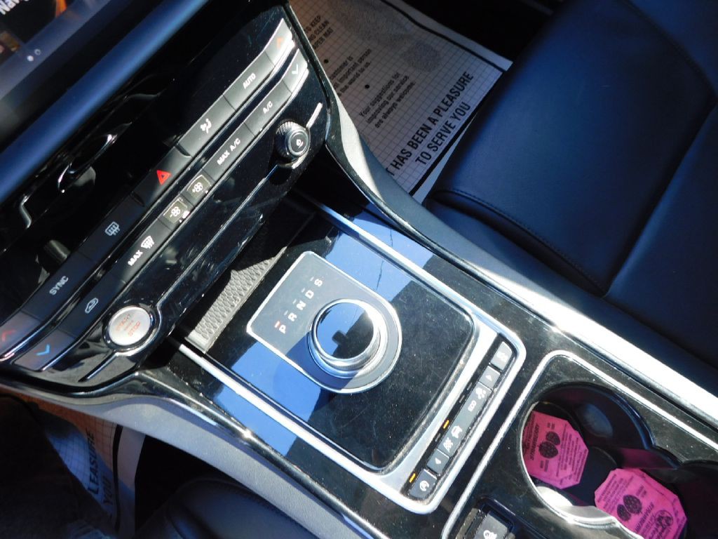 2017 Jaguar XE Image 33