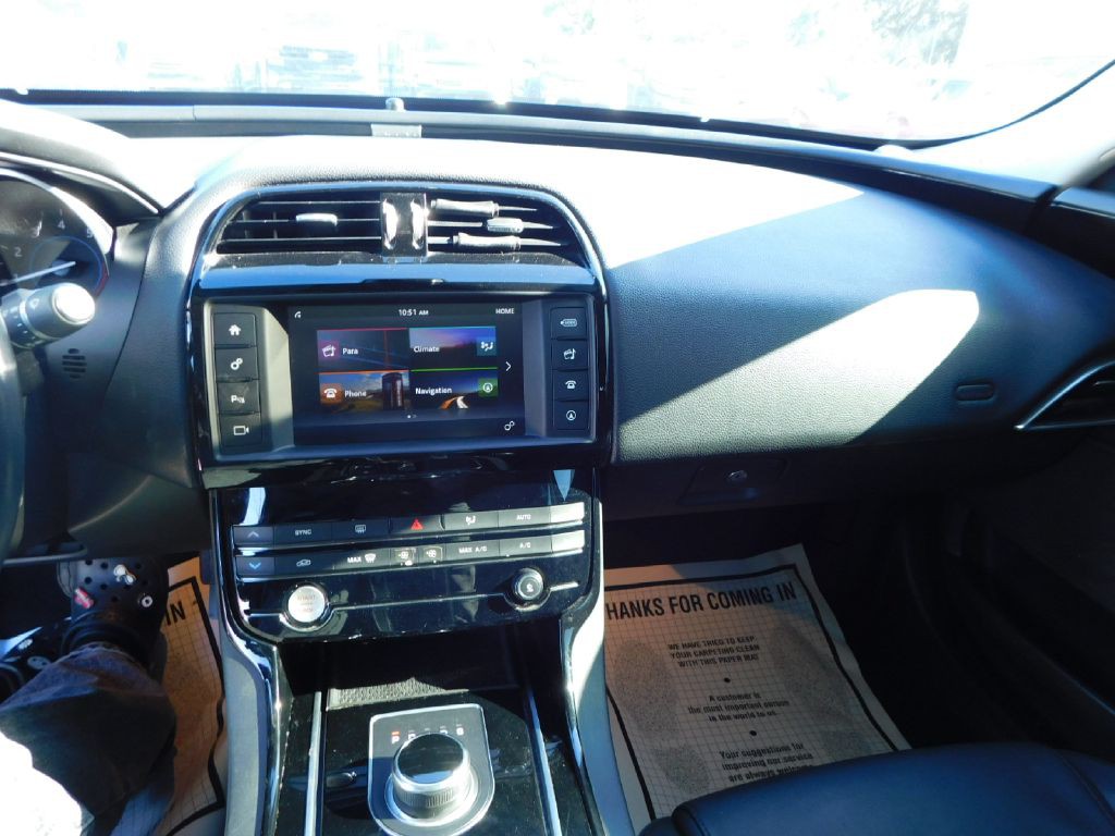 2017 Jaguar XE Image 34