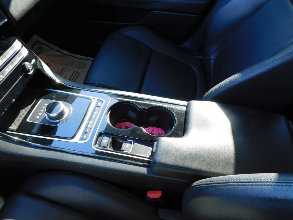 2017 Jaguar XE Image 35