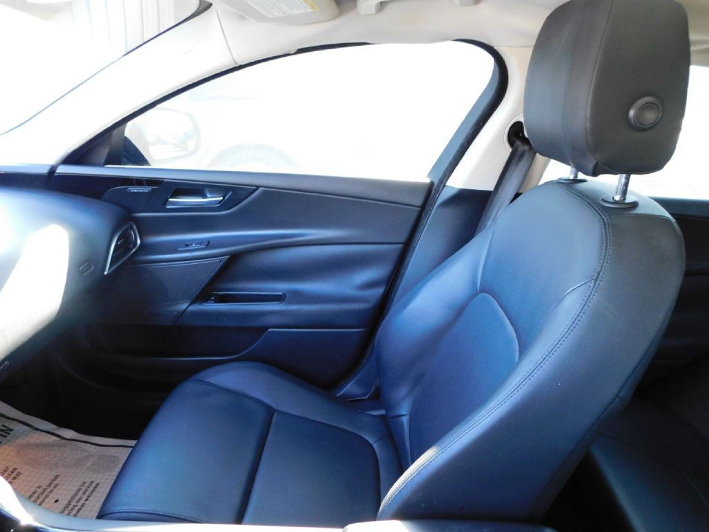 2017 Jaguar XE Image 36