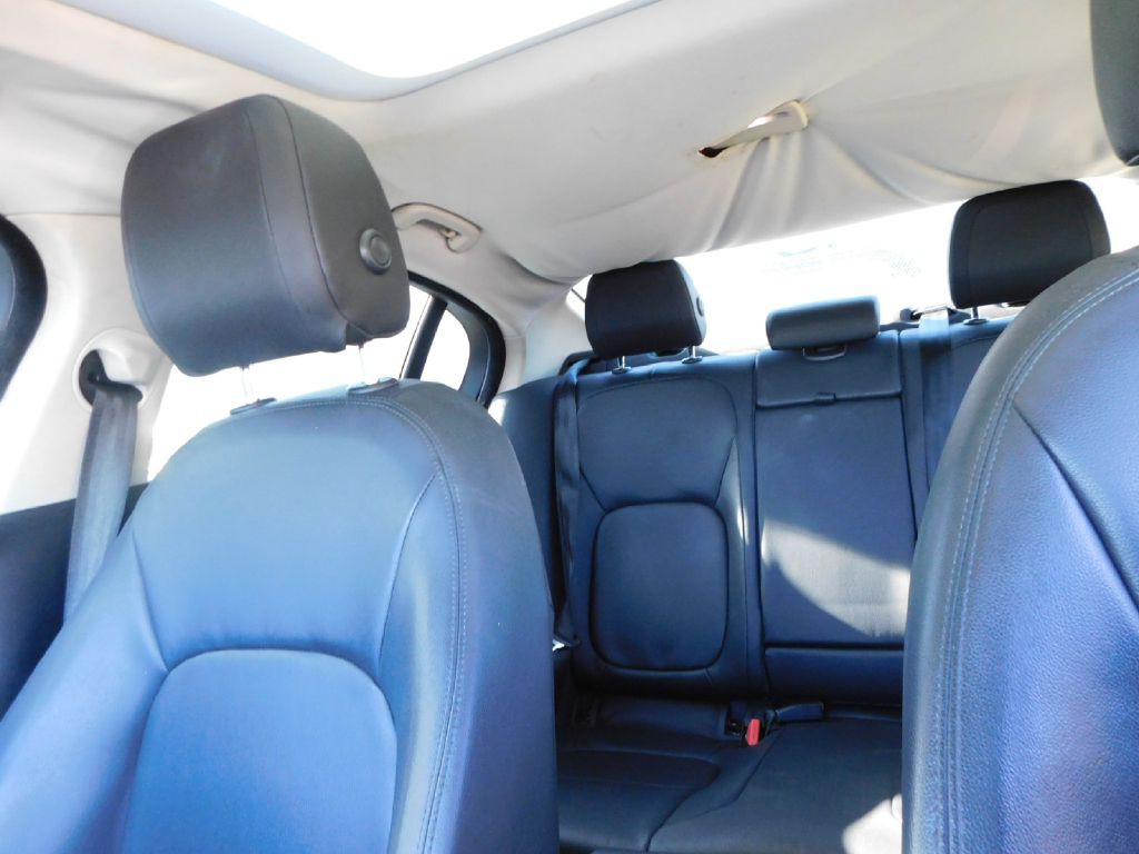 2017 Jaguar XE Image 39