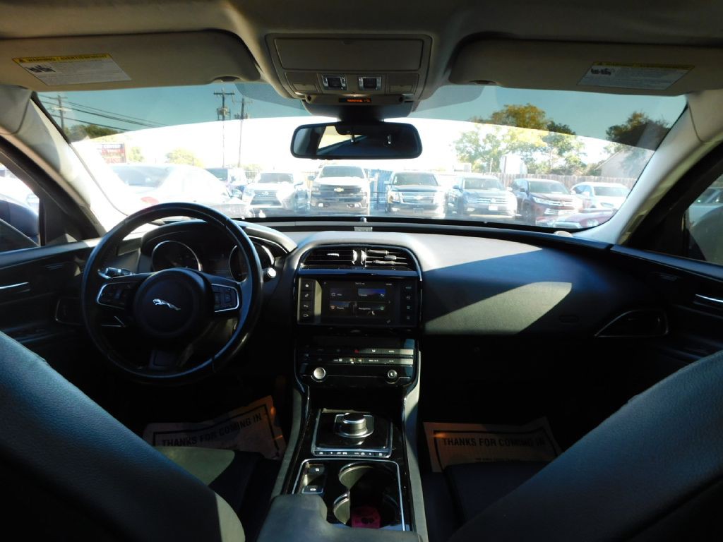 2017 Jaguar XE Image 40