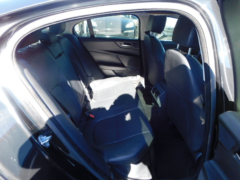 2017 Jaguar XE Image 42