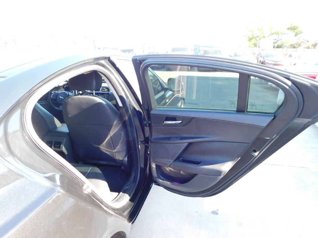 2017 Jaguar XE Image 43