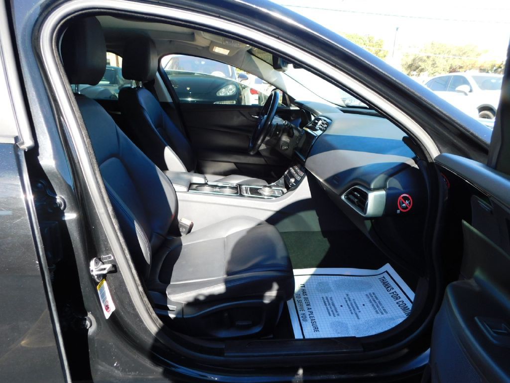 2017 Jaguar XE Image 44