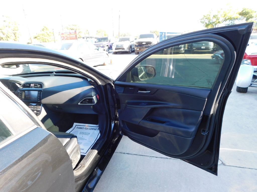 2017 Jaguar XE Image 45