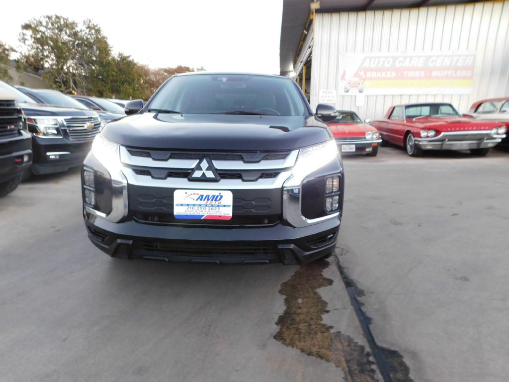 2022 Mitsubishi Outlander Image 2